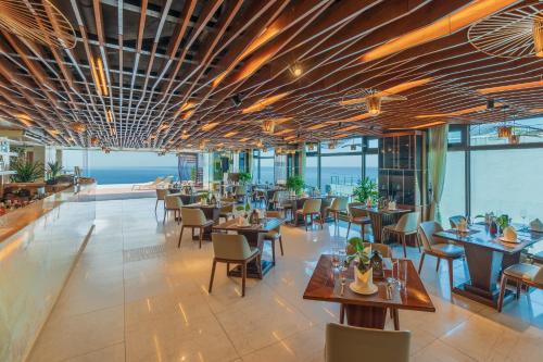 Bar/lounge, Mandila Beach Hotel DaNang near Pham van Dong Beach Bar/lounge, Mandila Beach Hotel DaNang near Pham van Dong Beach