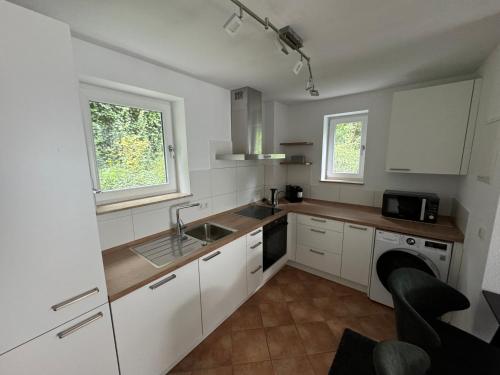 Kjøkken, FeWo Susanna - Maisonette im Grünen mit Küche - Terrasse - Waschmaschine (FeWo Susanna - Maisonette im Grunen mit Kuche - Terrasse - Waschmaschine) in Wiesbaden Kjøkken, FeWo Susanna - Maisonette im Grünen mit Küche - Terrasse - Waschmaschine (FeWo Susanna - Maisonette im Grunen mit Kuche - Terrasse - Waschmaschine) in Wiesbaden