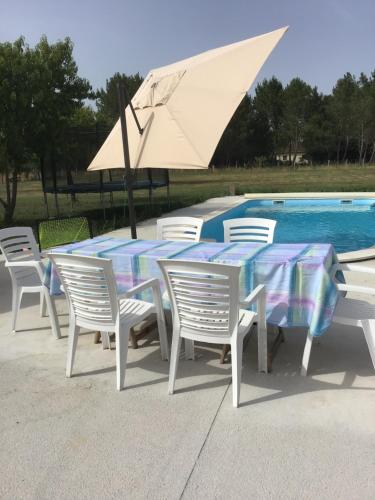 Une maison entiere de 4-5 pers avec piscine in Le Pizou Une maison entiere de 4-5 pers avec piscine in Le Pizou