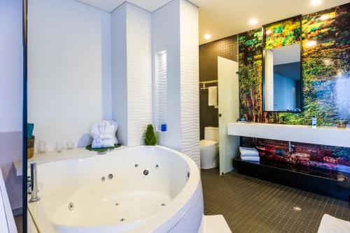 Bathroom, Hotel Black Tower Premium in West (Corporative-Industrial Area) Bathroom, Hotel Black Tower Premium in West (Corporative-Industrial Area)