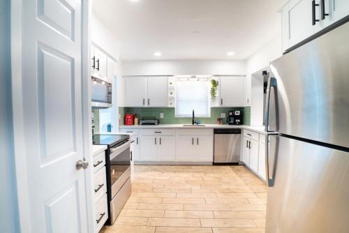 Stylish Heated Pool House Near The Beach in Gulfport (FL) Stylish Heated Pool House Near The Beach in Gulfport (FL)