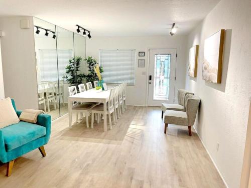Stylish Heated Pool House Near The Beach in Gulfport (FL) Stylish Heated Pool House Near The Beach in Gulfport (FL)