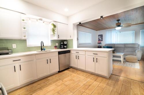 Stylish Heated Pool House Near The Beach in Gulfport (FL) Stylish Heated Pool House Near The Beach in Gulfport (FL)