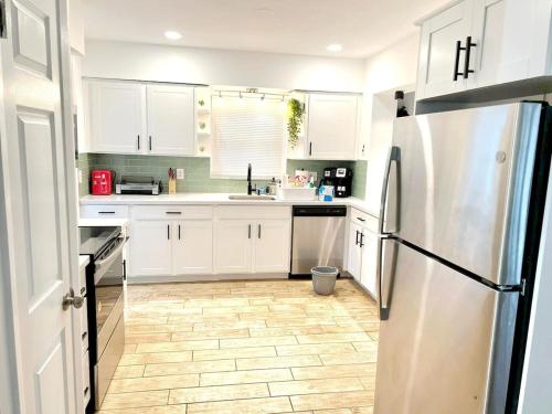 Stylish Heated Pool House Near The Beach in Gulfport (FL) Stylish Heated Pool House Near The Beach in Gulfport (FL)