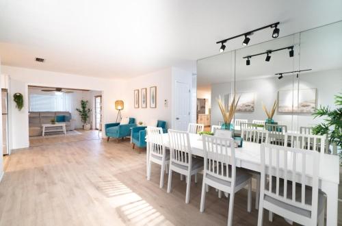Stylish Heated Pool House Near The Beach in Gulfport (FL) Stylish Heated Pool House Near The Beach in Gulfport (FL)