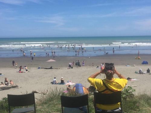 Relaxed Beach Retreat, mod family friendly bach in ฟ็อกซ์ตัน บีช Relaxed Beach Retreat, mod family friendly bach in ฟ็อกซ์ตัน บีช