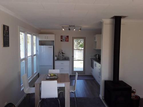 Relaxed Beach Retreat, mod family friendly bach in ฟ็อกซ์ตัน บีช Relaxed Beach Retreat, mod family friendly bach in ฟ็อกซ์ตัน บีช