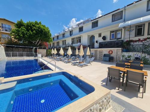 בריכת שחיה, Tonoz Beach Hotel in פטהייה בריכת שחיה, Tonoz Beach Hotel in פטהייה