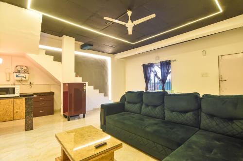 Kitchen, EMPYREAN STAY ll 3BHK ll BLACK HORSE VILLA ll AC ll PRIVATE POOL ll WIFI II LUX ll near Karla Caves Kitchen, EMPYREAN STAY ll 3BHK ll BLACK HORSE VILLA ll AC ll PRIVATE POOL ll WIFI II LUX ll near Karla Caves