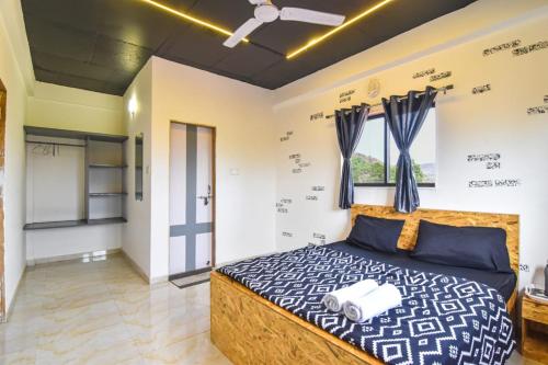 EMPYREAN STAY ll 3BHK ll BLACK HORSE VILLA ll AC ll PRIVATE POOL ll WIFI II LUX ll near Karla Caves EMPYREAN STAY ll 3BHK ll BLACK HORSE VILLA ll AC ll PRIVATE POOL ll WIFI II LUX ll near Karla Caves