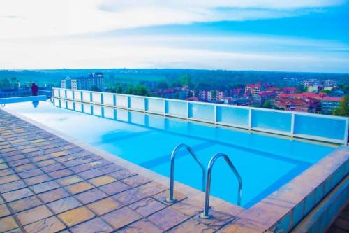 Kolam renang, Girani Luxe Homes- Elegant comfy studio with A pool in Marurui Kolam renang, Girani Luxe Homes- Elegant comfy studio with A pool in Marurui