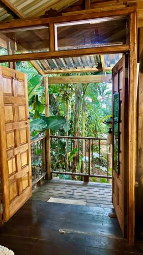 beranda/teres, LoerieRoep Estate - Mountainview Selfcatering Accommodation Nelspruit in Boschjeskop beranda/teres, LoerieRoep Estate - Mountainview Selfcatering Accommodation Nelspruit in Boschjeskop