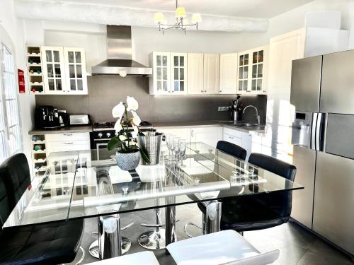 Kitchen, Maison dans residence avec piscine et tennis in Maure Kitchen, Maison dans residence avec piscine et tennis in Maure