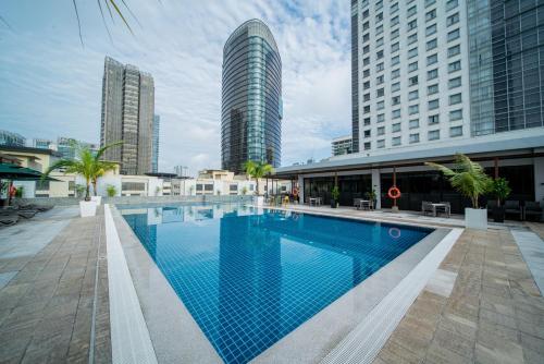Swimming pool, St. Giles Boulevard in Mid Valley / Bangsar Swimming pool, St. Giles Boulevard in Mid Valley / Bangsar