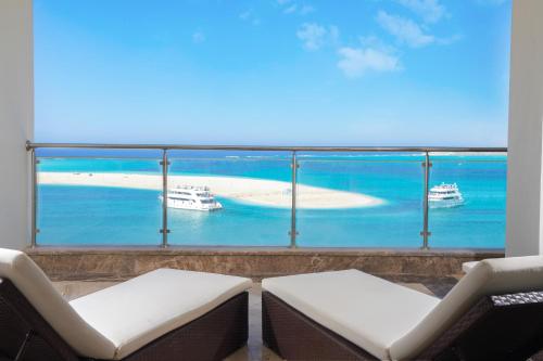 מרפסת, Triumph White Sands Hotel in מרשה מתרו מרפסת, Triumph White Sands Hotel in מרשה מתרו