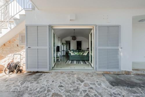 Entrance, White Conus by Rentbeat in Sorbola Entrance, White Conus by Rentbeat in Sorbola