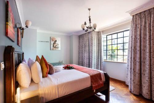 Luxurious suite with king bed n pool