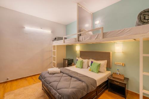 Madpackers Goa Anjuna - Bunks, Rooms, Community in Anjuna Madpackers Goa Anjuna - Bunks, Rooms, Community in Anjuna