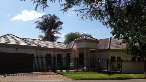 Eagle Rock Executive Guest House Hotel