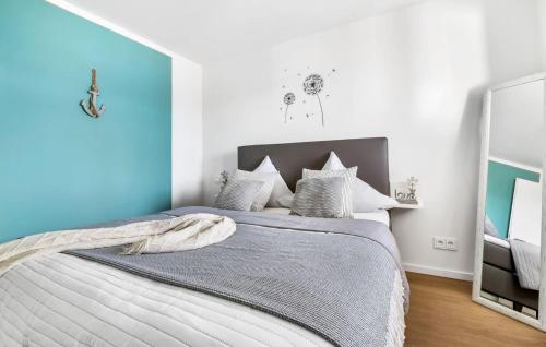 One-Bedroom Apartment image 7