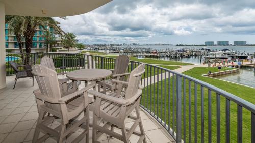Phoenix on the Bay 1103 condo in Caswell Phoenix on the Bay 1103 condo in Caswell