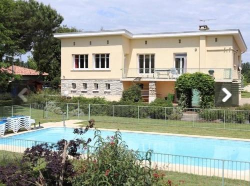 Large Relaxing Spot on the River Lot in Villeneuve-sur-Lot Large Relaxing Spot on the River Lot in Villeneuve-sur-Lot