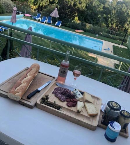 Large Relaxing Spot on the River Lot in Villeneuve-sur-Lot Large Relaxing Spot on the River Lot in Villeneuve-sur-Lot
