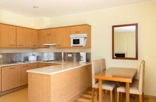 кухня, Apartamentos Turisticos Pinhal Da Marina in Куартейра кухня, Apartamentos Turisticos Pinhal Da Marina in Куартейра