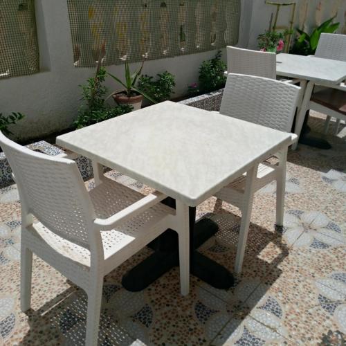 Pied dans l'eau chott mariem sousse in Chatt Mariem Pied dans l'eau chott mariem sousse in Chatt Mariem