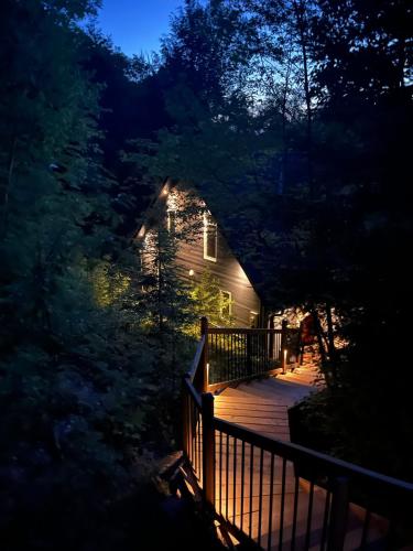 Lakefront Retreat & Panoramic Views With Hot Tub and Sauna in Algonquin Highlands (ON) Lakefront Retreat & Panoramic Views With Hot Tub and Sauna in Algonquin Highlands (ON)