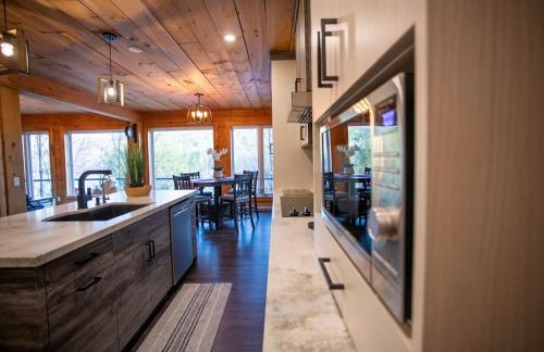 Lakefront Retreat & Panoramic Views With Hot Tub and Sauna in Algonquin Highlands (ON) Lakefront Retreat & Panoramic Views With Hot Tub and Sauna in Algonquin Highlands (ON)