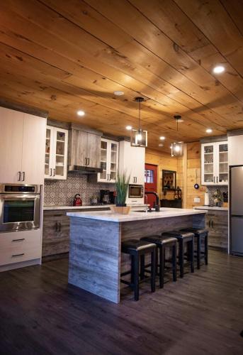 Lakefront Retreat & Panoramic Views With Hot Tub and Sauna in Algonquin Highlands (ON) Lakefront Retreat & Panoramic Views With Hot Tub and Sauna in Algonquin Highlands (ON)