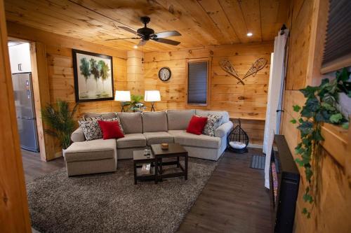 Lakefront Retreat & Panoramic Views With Hot Tub and Sauna in Algonquin Highlands (ON) Lakefront Retreat & Panoramic Views With Hot Tub and Sauna in Algonquin Highlands (ON)