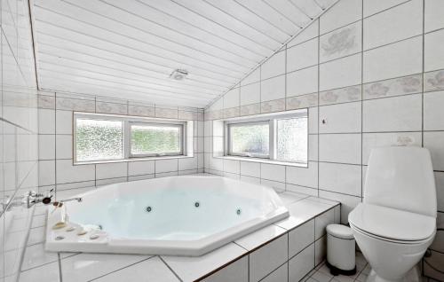 Fürdőszoba, Lovely Home In Glesborg With Sauna in Glesborg Fürdőszoba, Lovely Home In Glesborg With Sauna in Glesborg