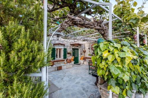 Tranquil stone house-Captain's legacy in Podi Tranquil stone house-Captain's legacy in Podi