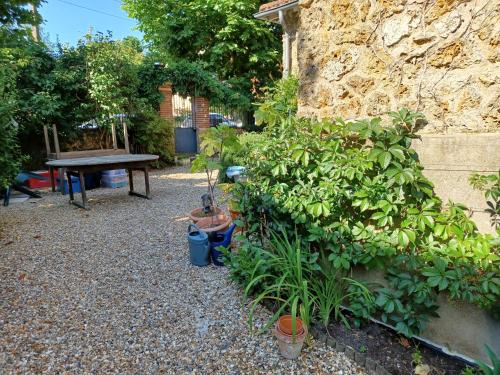 Garden, Apartment St Remy-les-Chevreuse 5 min walk RER B in Saint-Remy-les-Chevreuse Garden, Apartment St Remy-les-Chevreuse 5 min walk RER B in Saint-Remy-les-Chevreuse