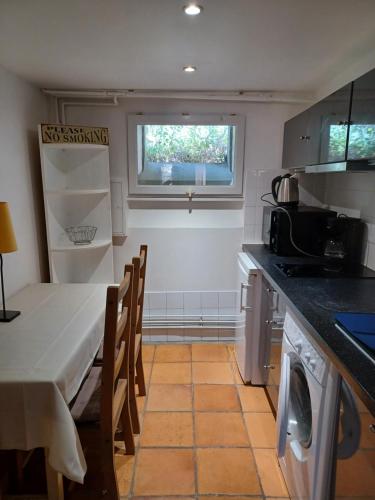Kitchen, Apartment St Remy-les-Chevreuse 5 min walk RER B in Saint-Remy-les-Chevreuse Kitchen, Apartment St Remy-les-Chevreuse 5 min walk RER B in Saint-Remy-les-Chevreuse
