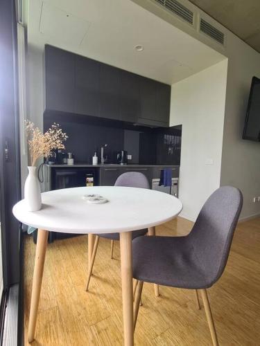 Stylish Apartment with Rooftop Pool, Minutes from City and ANU in لاينهام Stylish Apartment with Rooftop Pool, Minutes from City and ANU in لاينهام