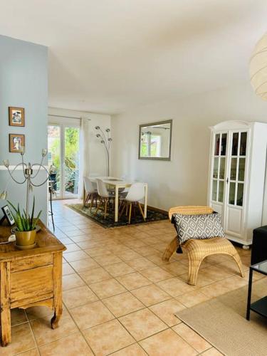 المرافق, Le Bon Compromis in Saint-Eloi المرافق, Le Bon Compromis in Saint-Eloi