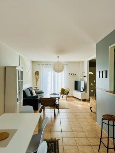 المرافق, Le Bon Compromis in Saint-Eloi المرافق, Le Bon Compromis in Saint-Eloi