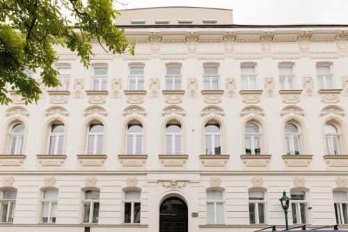 Luxury Loft Retreat by JR City Apartments