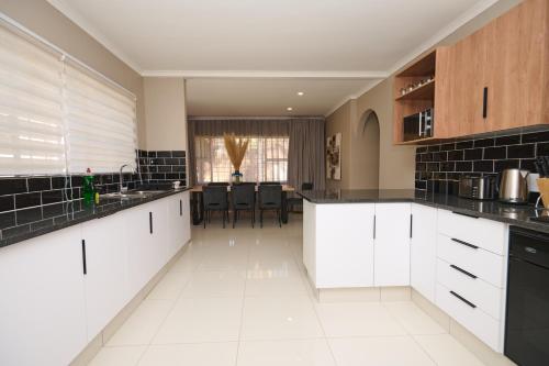 ห้องครัว, Sunny villa with pool and garden in นิวแลนด์ ห้องครัว, Sunny villa with pool and garden in นิวแลนด์