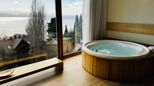 Hot tub, Design Suites Bariloche in San Carlos de Bariloche Hot tub, Design Suites Bariloche in San Carlos de Bariloche