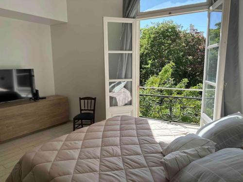 Studio de estilo con vista a plaza Vicente López