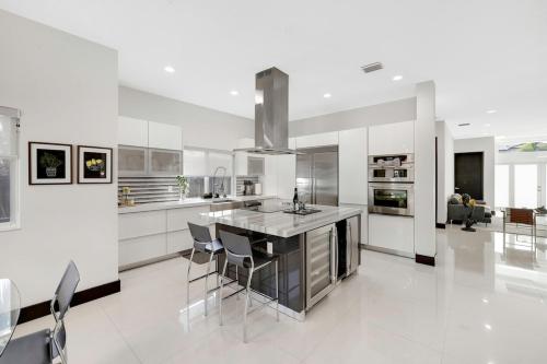 Luxury Home W Pool By Pmi in Tamiami Luxury Home W Pool By Pmi in Tamiami