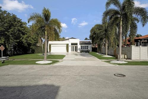 Luxury Home W Pool By Pmi in Tamiami Luxury Home W Pool By Pmi in Tamiami