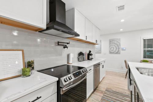 Luxury Living Minutes from Downtown 4 Bedroom Gem in Vine City Luxury Living Minutes from Downtown 4 Bedroom Gem in Vine City