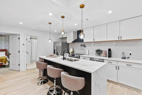 Luxury Living Minutes from Downtown 4 Bedroom Gem in Vine City Luxury Living Minutes from Downtown 4 Bedroom Gem in Vine City