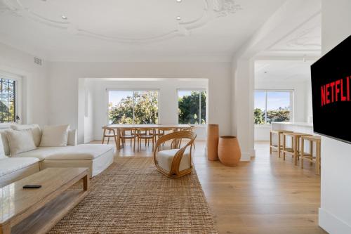 Zajednički dnevni boravak / prostorija s TV-om, Luxe 3BR Full-Floor Suite with Views Darling Point in Darling Point Zajednički dnevni boravak / prostorija s TV-om, Luxe 3BR Full-Floor Suite with Views Darling Point in Darling Point