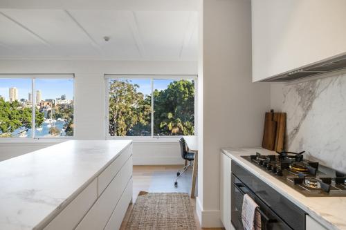 kuhinja, Luxe 3BR Full-Floor Suite with Views Darling Point in Darling Point kuhinja, Luxe 3BR Full-Floor Suite with Views Darling Point in Darling Point